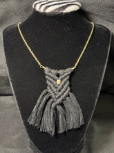 Load image into Gallery viewer, Black Queen Necklace