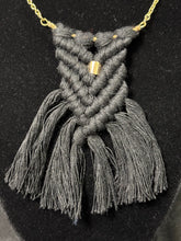 Load image into Gallery viewer, Black Queen Necklace